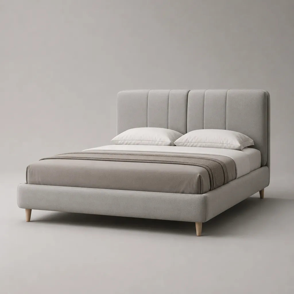 Lit double rembourré en velours polyester gris clair avec tête de lit à panneaux verticaux et sommier à lattes, couchage 160 × 200 cm