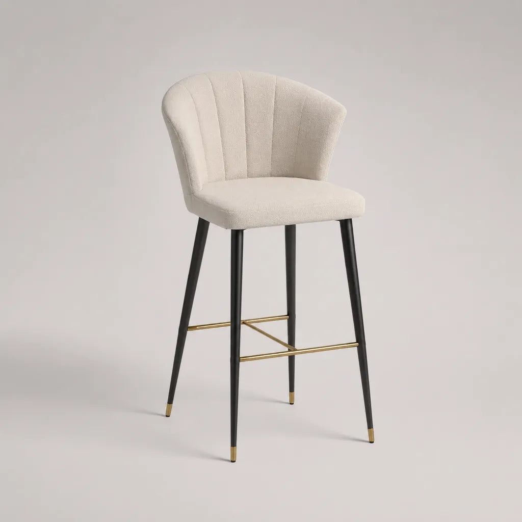 Tabouret de bar rembourré en polyester bouclé et acier, beige, noir et doré, 52 × 55 × 102 cm, hauteur d’assise 75 cm