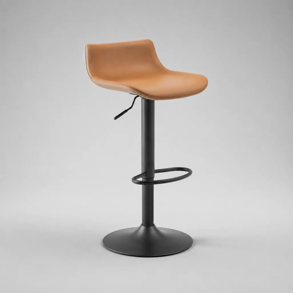 Tabouret de bar réglable et pivotant en similicuir PU cognac et acier noir, 48 × 50 × 84–105 cm
